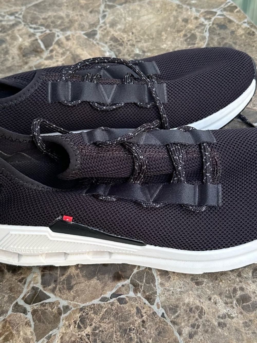 Men's on running on cloud shoe. Size 10